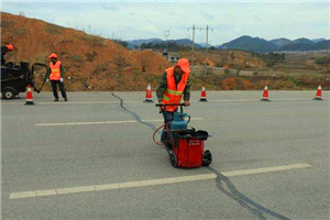 水泥混凝土道路路面的伸縮縫需要灌縫什么樣的瀝青材料呢？