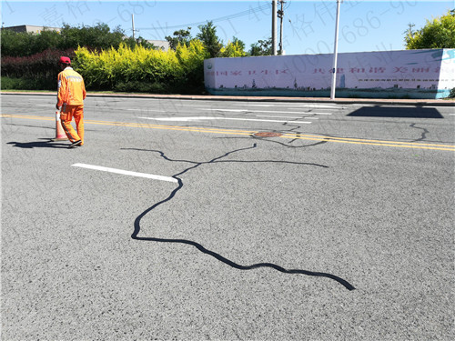 山東道路養(yǎng)護(hù)現(xiàn)場使用施工效率高的嘉格公路貼縫帶修補(bǔ)道路裂縫