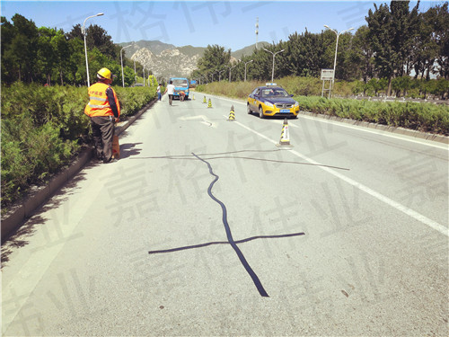 嘉格公路貼縫帶讓道路養(yǎng)護不再苦、臟、累