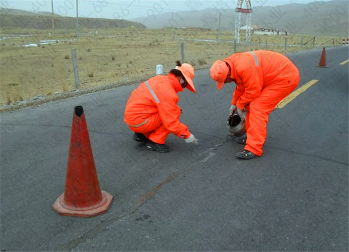 公路裂縫修補(bǔ)用的防水油膏和灌縫瀝青區(qū)別在哪里？