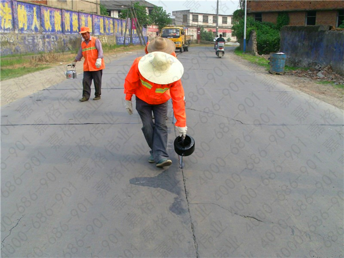 嘉格道路密封膠售后服務(wù)人員用汗水換來的贊譽(yù)