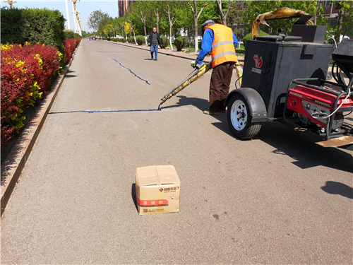 道路出現(xiàn)裂縫，公路灌縫膠是怎么和工人一起完成修補的呢？