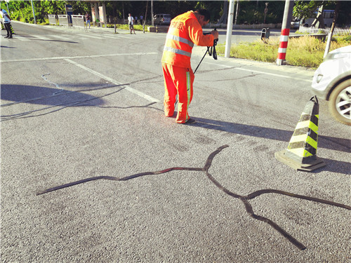 使用嘉格瀝青路面貼縫帶修補(bǔ)道路裂縫已成為大勢(shì)所趨