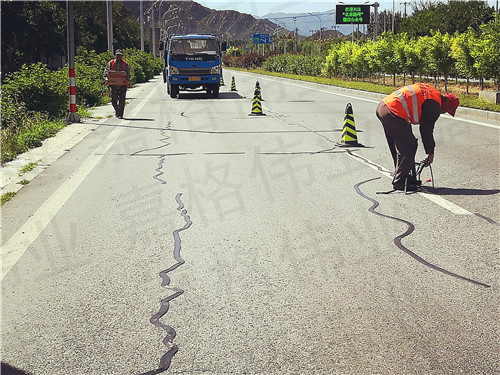 道路路面貼縫帶，一種比灌縫材料綜合成本更低的裂縫修補材料