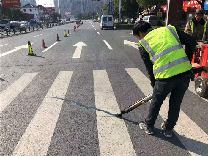 路面灌縫膠和路面貼縫帶哪個好