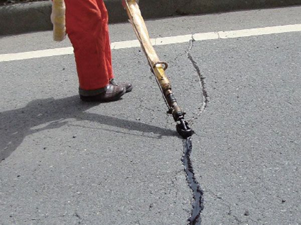 道路灌縫膠根據(jù)裂縫的寬度和深度確定工藝