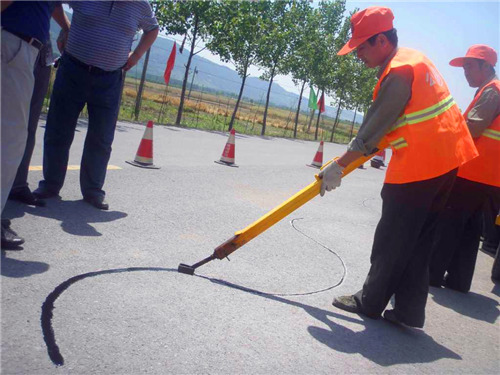 道路裂縫初期要使用嘉格瀝青道路灌縫膠