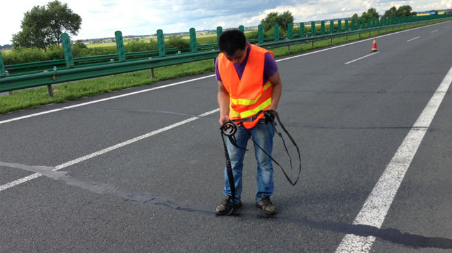 公路養(yǎng)護選擇嘉格路面裂縫貼縫帶