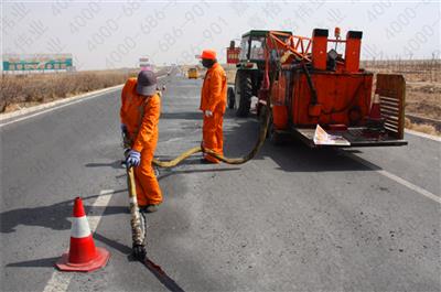 針對(duì)道路路面裂縫,應(yīng)采取什么樣的嘉格灌縫膠進(jìn)行灌縫處理呢？